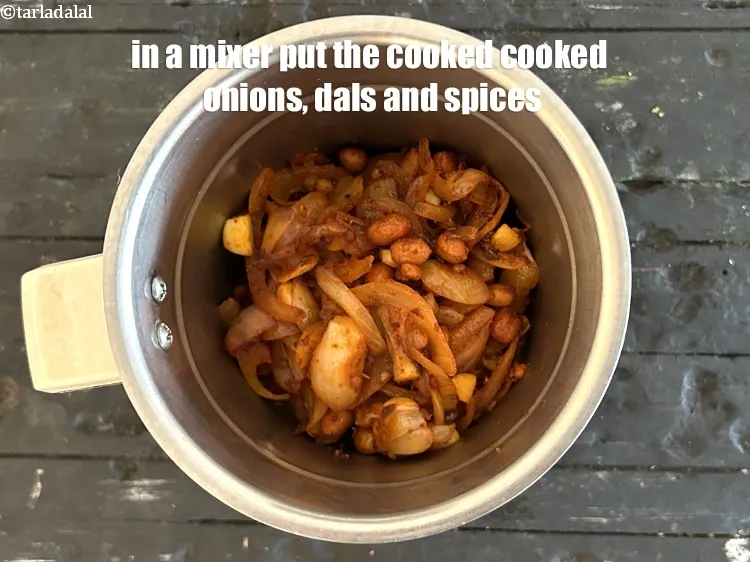Step 16 – <strong>In a mixer put the cooled cooked onions, dals and spices mixture.</strong>