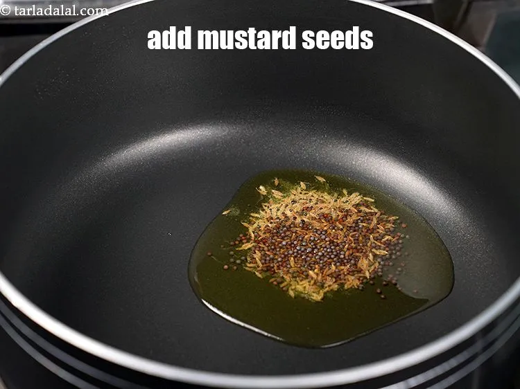 स्टेप 13 – १/२ टी-स्पून&nbsp;<a href=""https://www.tarladalal.com/glossary-mustard-seeds-sarson-rai-sarson-ke-beej-hindi-525i"">सरसों</a>&nbsp;डालें।&nbsp;