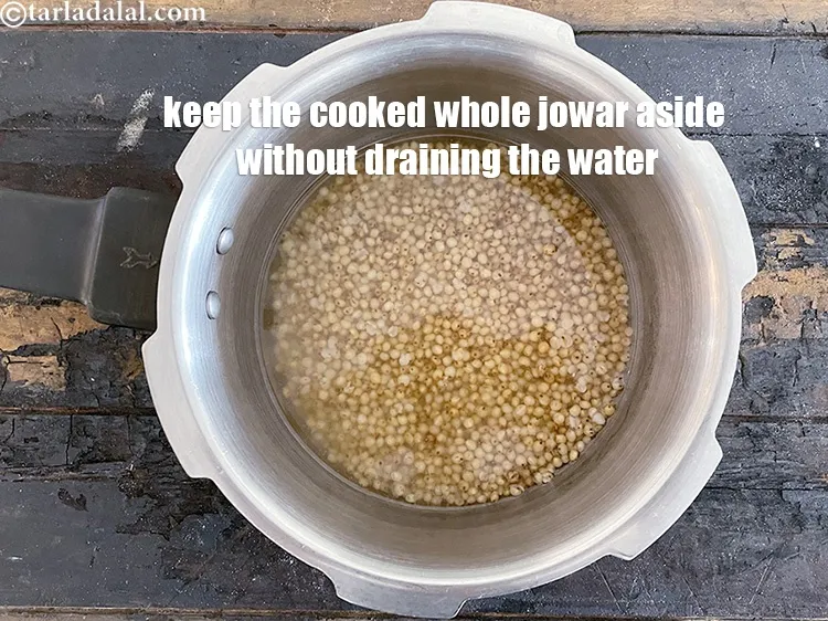 स्टेप 16 – पकी हुई साबुत ज्वार को बिना पानी निकाले अलग रख …