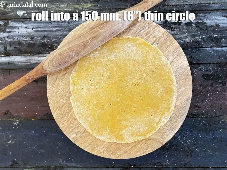स्टेप 15 – आटे के एक भाग को 150 मिमी. (6") व्यास के …