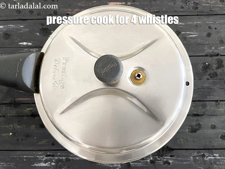 स्टेप 15 – ४ सीटी के लिए प्रेशर कुक करें।