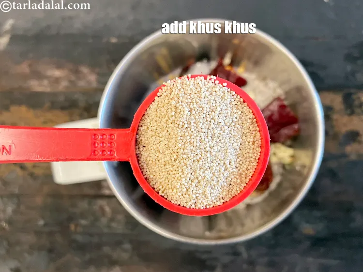 स्टेप 14 – १ टेबल-स्पून <a href=""https://www.tarladalal.com/glossary-poppy-seeds-hindi-589i"">खस-खस</a> डालें।