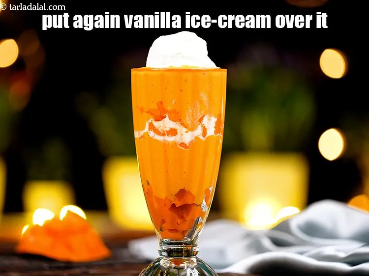 स्टेप 14 – १ स्कूप&nbsp;<a href=""https://www.tarladalal.com/glossary-vanilla-ice-cream-hindi-1887i"">वनीला आइसक्रीम</a>&nbsp;डालें ।