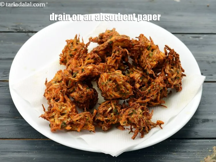 Step 15 – Drain the cabbage pakodas on an absorbent paper.