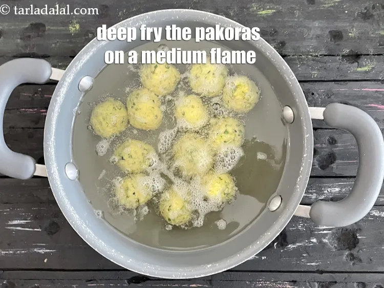 स्टेप 15 – एक बार में 4 पकौड़े या सभी पकौड़े मध्यम आंच …