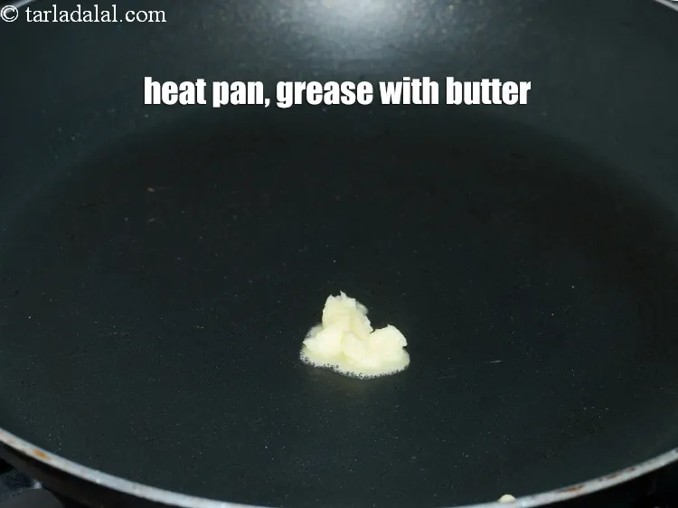 स्टेप 14 – एक नॉन-स्टिक पैन गरम करें, उस पर थोड़ा मक्खन लगाएं।
