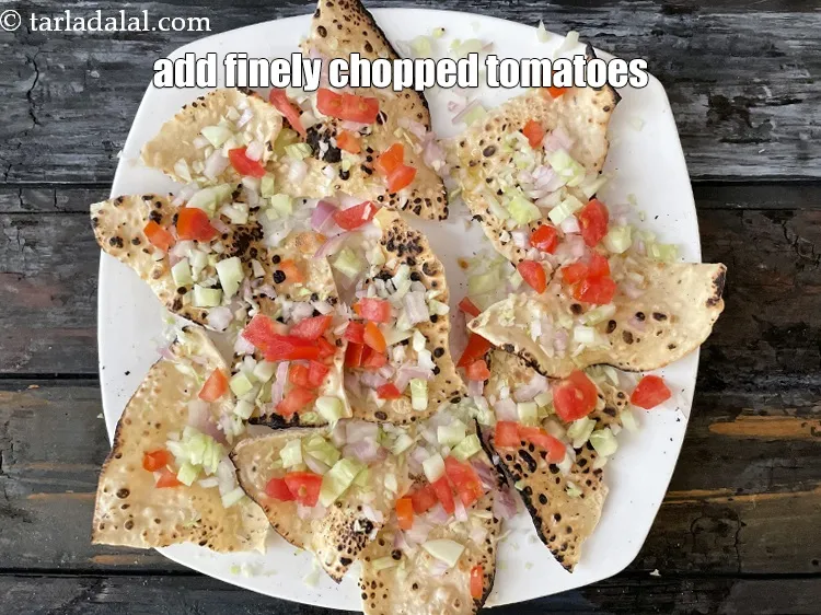स्टेप 14 – प्रत्येक खिचिया पापड़ में 2 बड़े चम्मच&nbsp;&nbsp;बारीक&nbsp;<a href=""https://www.tarladalal.com/glossary-chopped-tomatoes-hindi-779i"">कटे हुए टमाटर</a>&nbsp;डालें। …