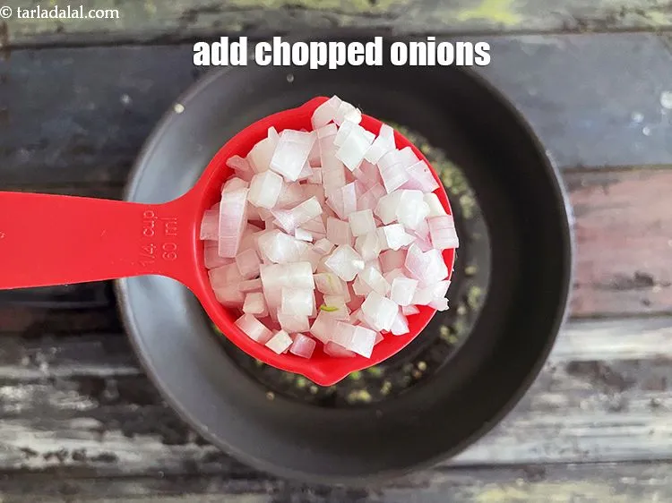 स्टेप 10 – १/४ कप&nbsp;<a href=""https://www.tarladalal.com/glossary-chopped-onions-hindi-722i"">कटा हुआ प्याज</a>&nbsp;डालें।