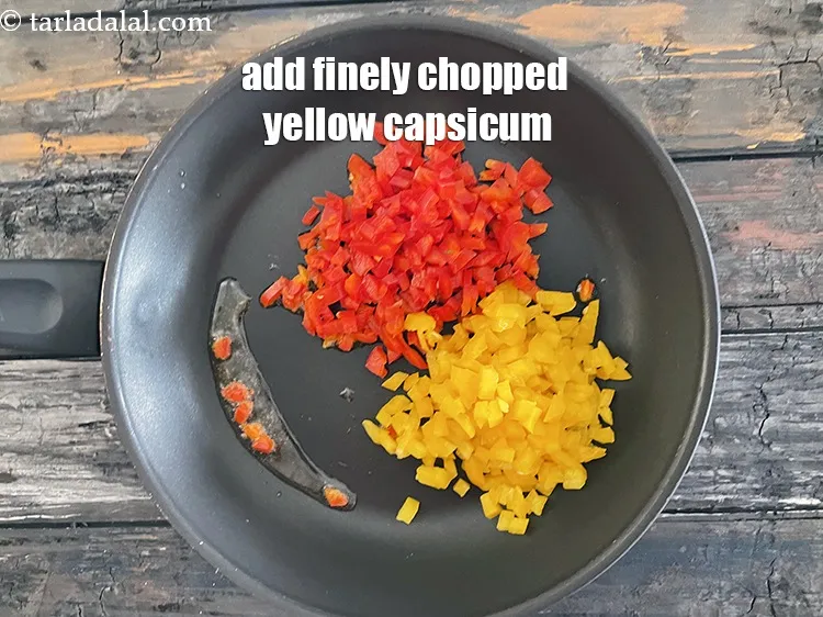 स्टेप 16 – १/२ कप&nbsp;बारीक&nbsp;<a href=""https://www.tarladalal.com/glossary-chopped-yellow-capsicum-hindi-2300i"">कटी पीली शिमला मिर्च</a>&nbsp;डालें&nbsp;।