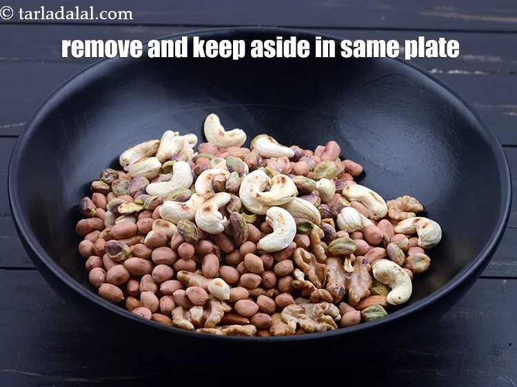 स्टेप 14 – निकाल कर उसी प्लेट में रख लें।<br /> &nbsp;
