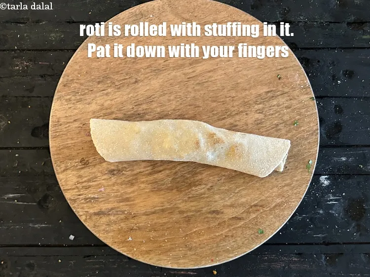 स्टेप 21 – अब रोटी पूरी तरह से स्टफिंग के साथ बेल ली …
