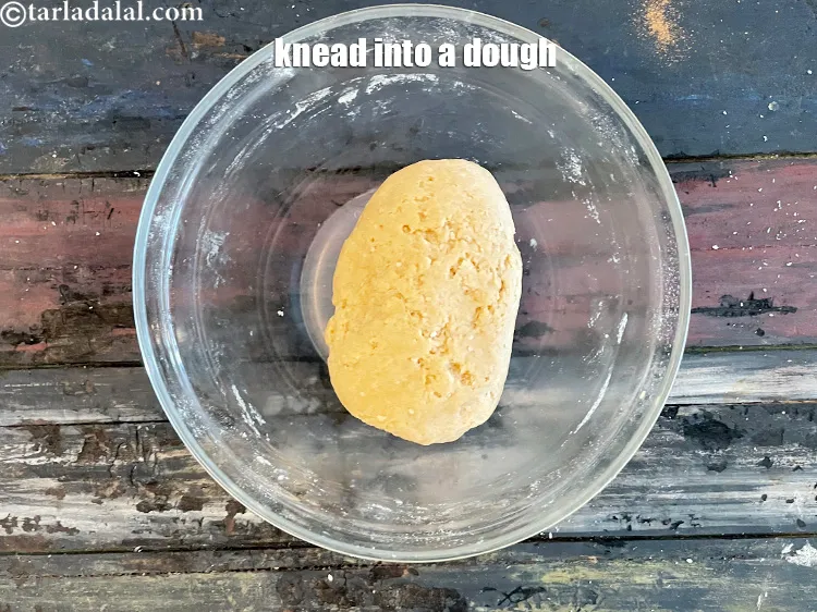 स्टेप 15 – अर्ध-कड़ा आटा गूंथ लें।