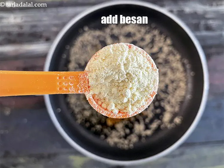 स्टेप 13 – ४ टी-स्पून&nbsp;<a href=""https://www.tarladalal.com/glossary-besan-chana-dal-flour-bengal-gram-flour-hindi-952i"">बेसन</a>&nbsp;डालें&nbsp;। इससे मिर्च पाउडर अच्छी तरह से कोट …