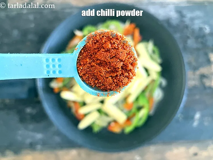 स्टेप 14 – १/२ टी-स्पून <a href=""https://www.tarladalal.com/glossary-ginger-green-chilli-paste-adrak-mirch-ki-paste-adrak-mirchi-paste-hindi-139i"">लाल मिर्च पाउडर</a> डालें।