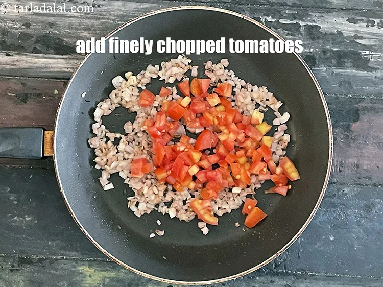 स्टेप 20 – १/२ कप&nbsp;बारीक&nbsp;<a href=""https://www.tarladalal.com/glossary-chopped-tomatoes-hindi-779i"">कटा हुआ टमाटर</a>&nbsp;डालें।