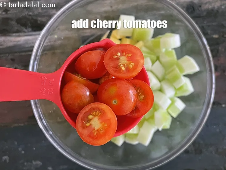 स्टेप 14 – ६&nbsp;<a href=""https://www.tarladalal.com/glossary-cherry-tomatoes-baby-tomatoes-hindi-640i"">चेरी टमाटर</a>&nbsp;, आधा काटे&nbsp;<span style=""font-size:11pt""><span style=""font-family:Calibri,sans-serif""><span style=""background-color:white""><span style=""font-family:&quot;Nirmala UI&quot;,sans-serif""><span …