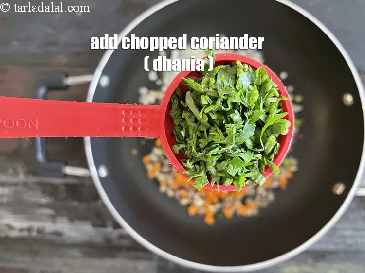 स्टेप 24 – २ टी-स्पून&nbsp;<a href=""https://www.tarladalal.com/glossary-chopped-coriander-hindi-783i"">कटा हुआ हरा धनिया</a>&nbsp;डालें।&nbsp;&nbsp;