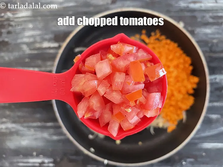 स्टेप 14 – १/२ कप&nbsp;<a href=""https://www.tarladalal.com/glossary-chopped-tomatoes-hindi-779i"">कटे हुए टमाटर</a>&nbsp;<span style=""font-size:11pt""><span style=""font-family:Calibri,sans-serif""><span style=""background-color:white""><span style=""font-family:&quot;Nirmala UI&quot;,sans-serif""><span …