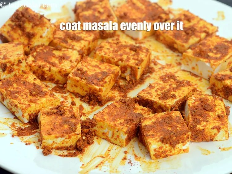 स्टेप 14 – इसके ऊपर मसाला समान रूप से लगाएं।&nbsp;