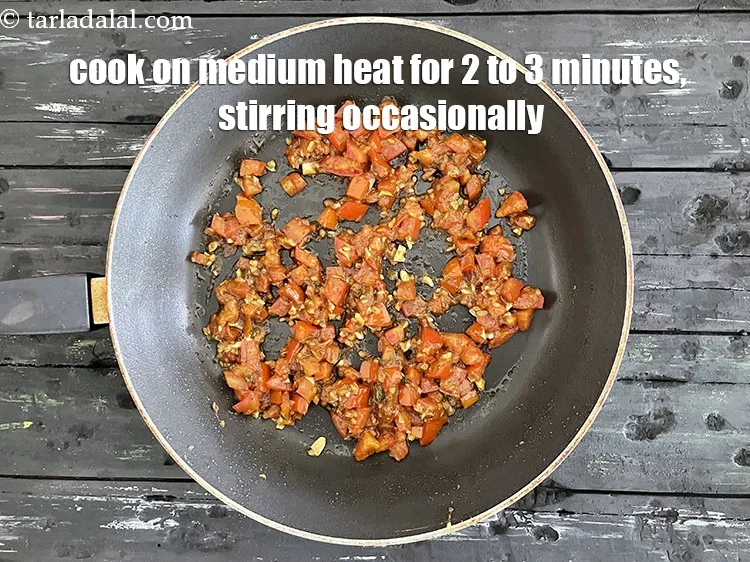 स्टेप 21 – बीच-बीच में हिलाते हुए मध्यम आंच पर 2 से 3 …