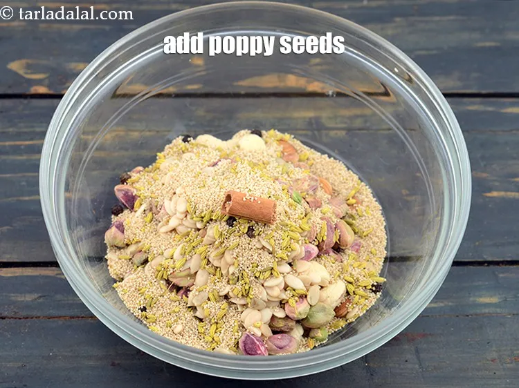 स्टेप 14 – १ १/२ टेबल-स्पून <a href=""https://www.tarladalal.com/glossary-poppy-seeds-khus-khus-hindi-589i"">खसखस</a> डालें।