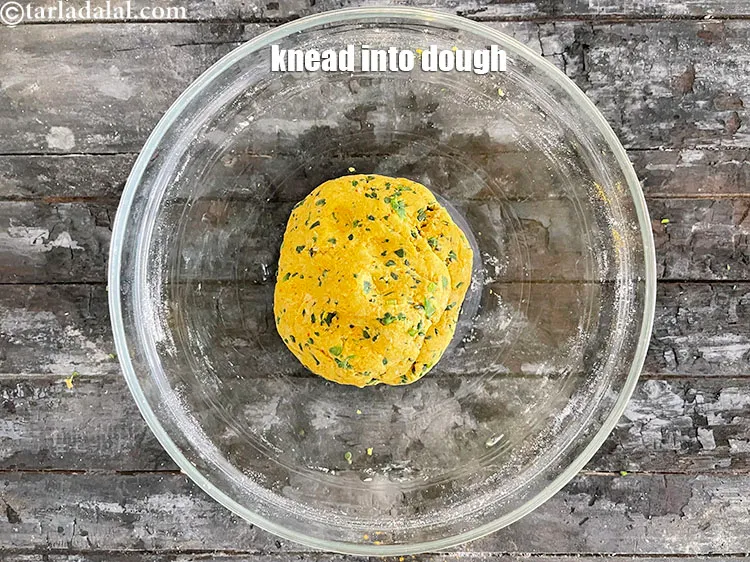 स्टेप 18 – अर्ध सख्त आटा गूंथ लें।