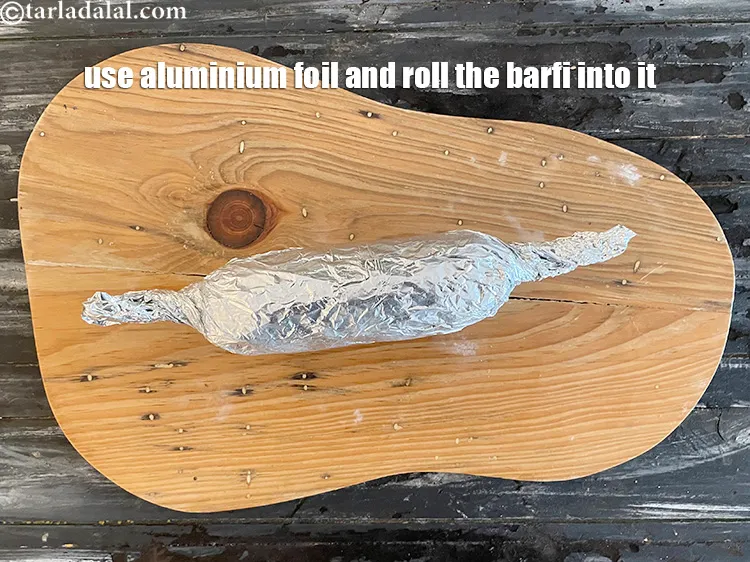 स्टेप 17 – बर्फी को पैक करने के लिए क्लिंग रैप या एल्युमिनियम …