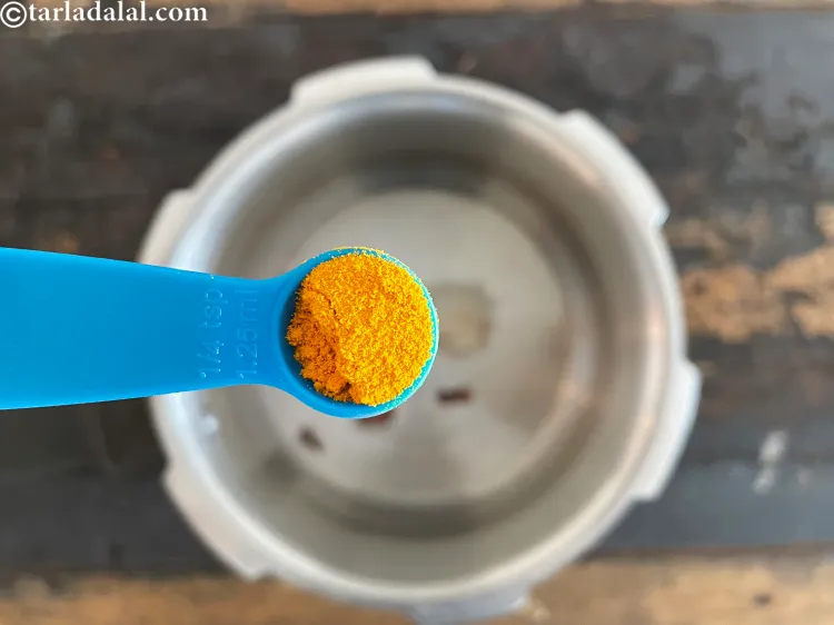 स्टेप 24 – १/४ टी-स्पून <a href=""https://www.tarladalal.com/glossary-turmeric-powder-haldi-hindi-645i"">हल्दी पाउडर</a> डालें।