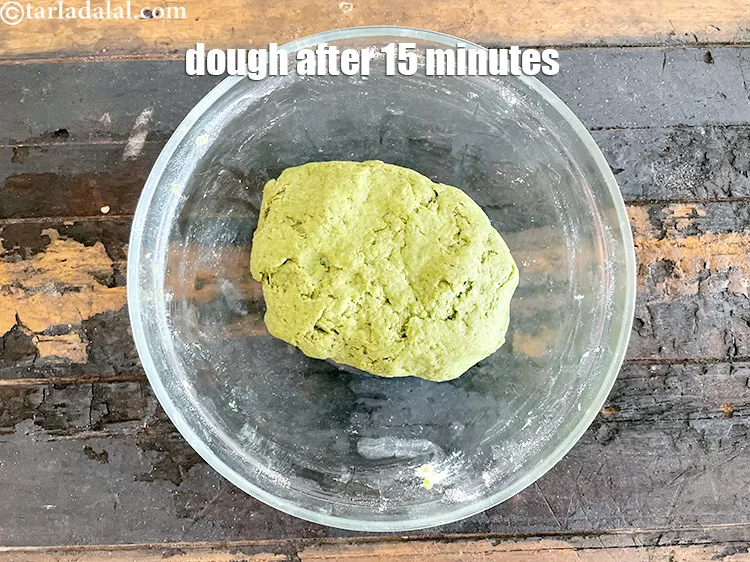 स्टेप 20 – १५ मिनिट बाद आटा कुछ इस तरह दिखता है।