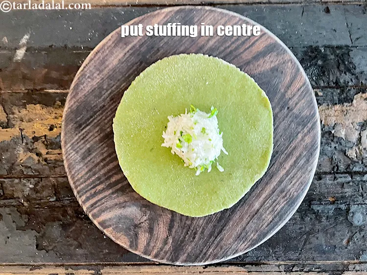 स्टेप 37 – मूली की स्टफिंग के एक भाग को गोले के बीच …
