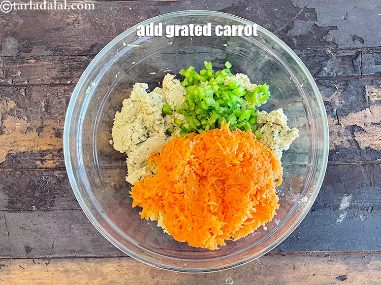 स्टेप 16 – १ कप <a href=""https://www.tarladalal.com/glossary-grated-carrot-hindi-816i"">कसे हुए गाजर</a> डालें।