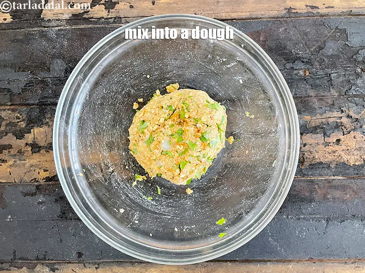 स्टेप 26 – आटे में मिला लें।