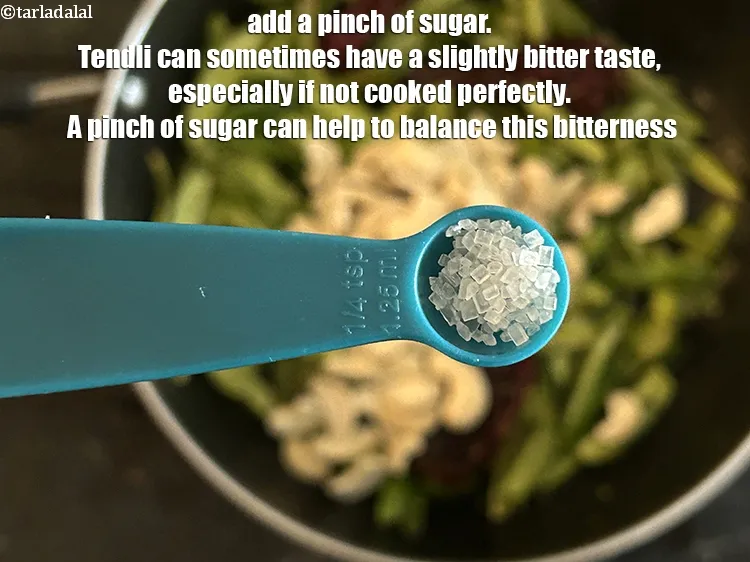 स्टेप 15 – एक चुटकी&nbsp;<a href=""https://www.tarladalal.com/glossary-sugar-chini-shakkar-hindi-278i"">शक्कर</a>&nbsp;डालें। टेंडली का स्वाद कभी-कभी थोड़ा कड़वा हो …