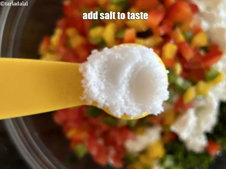 स्टेप 18 – स्वादानुसार नमक डाला है। हमने 1/2 टी-स्पून नमक डाला है।&nbsp;&nbsp;