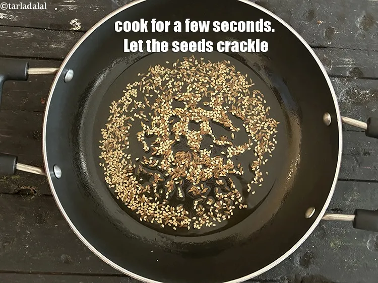 स्टेप 15 – कुछ सेकंड तक पकाएँ। बीजों को चटकने दें।