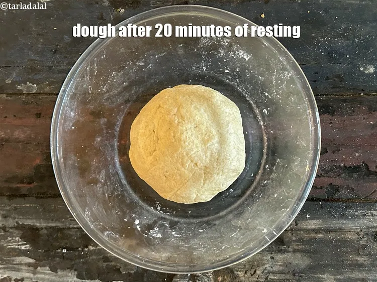स्टेप 15 – 20 मिनट बाद आटा गूंथ लें।