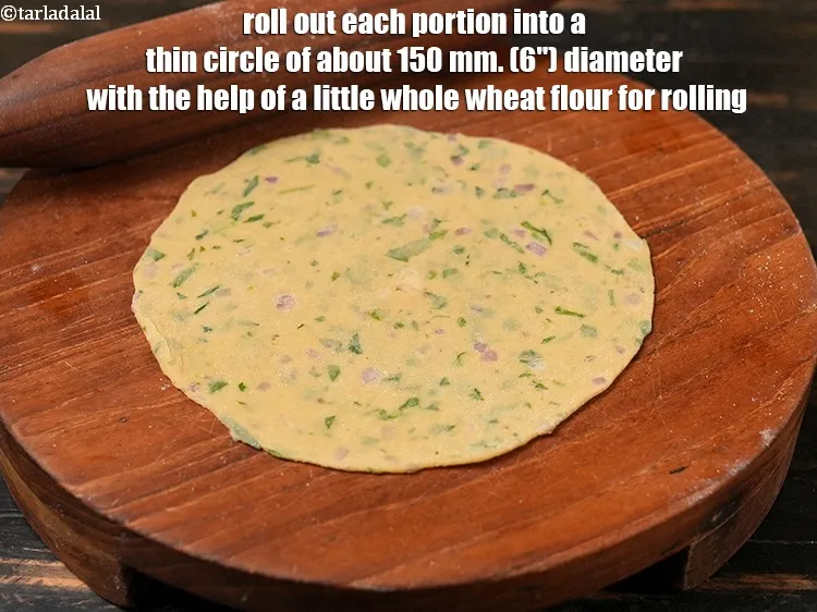 स्टेप 15 – प्रत्येक भाग को थोड़े से गेहूं के आटे की सहायता …