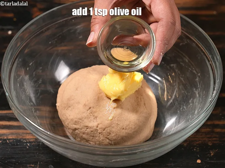 स्टेप 15 – १&nbsp; टी-स्पून&nbsp;<a href=""https://www.tarladalal.com/glossary-olive-oil-hindi-451i"">जैतून का तेल</a>&nbsp;डालें।