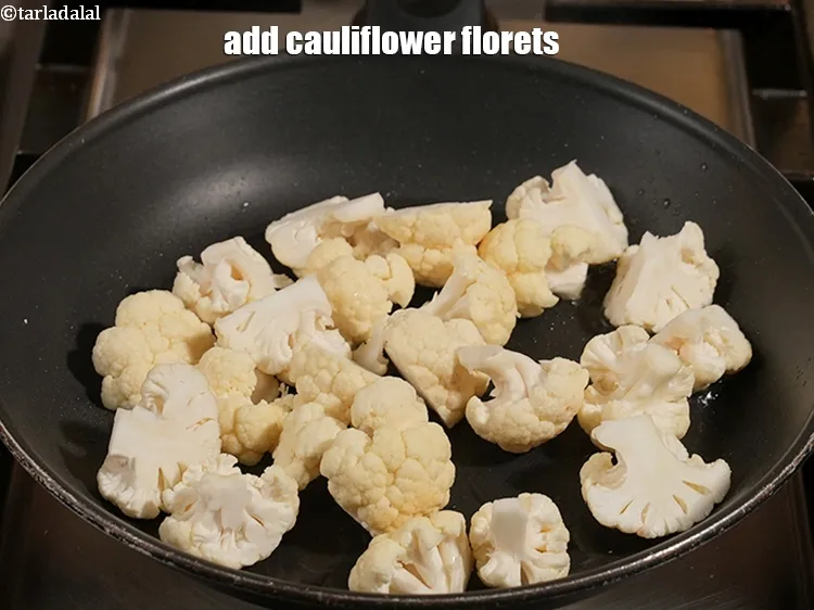 स्टेप 15 – २ कप&nbsp;<a href=""https://www.tarladalal.com/glossary-cauliflower-florets-hindi-753i"">फूलगोभी के फूल</a>&nbsp;, धुले हुए&nbsp;&nbsp;डालें ।