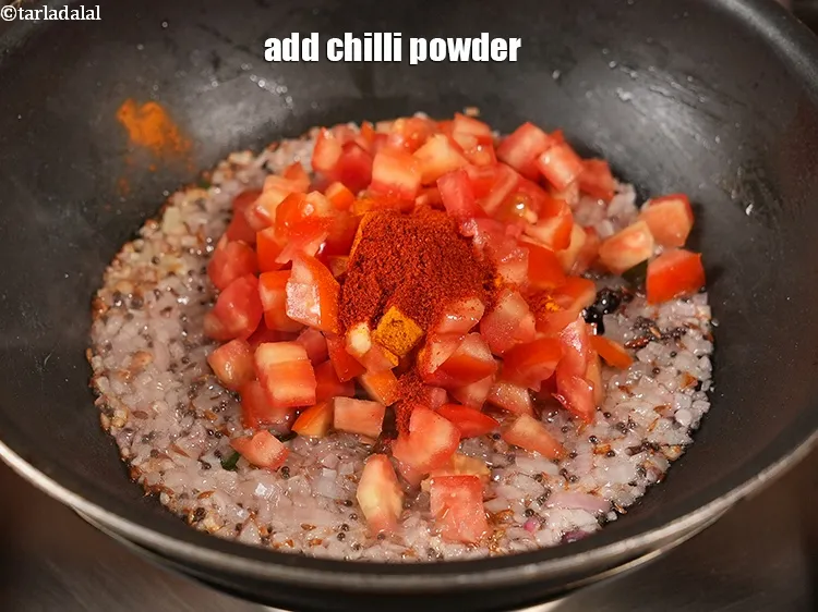 स्टेप 15 – २ टी-स्पून&nbsp;<a href=""https://www.tarladalal.com/glossary-chilli-powder-red-chilli-powder-hindi-339i"">मिर्च पाउडर</a>&nbsp;डालें।&nbsp;