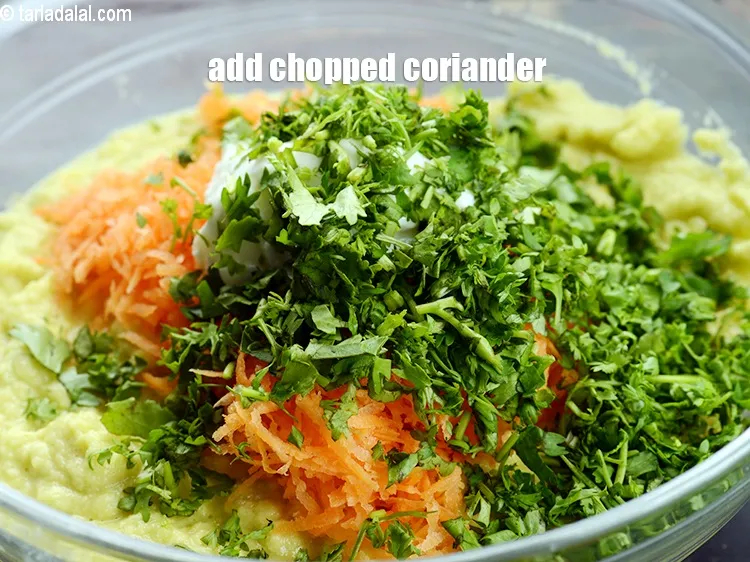 स्टेप 15 – २ १/२ टेबल-स्पून&nbsp;बारीक&nbsp;<a href=""https://www.tarladalal.com/glossary-chopped-coriander-hindi-783i"">कटा हुआ हरा धनिया</a>&nbsp;<span style=""font-size:11pt""><span style=""font-family:Calibri,sans-serif""><span style=""background-color:white""><span …