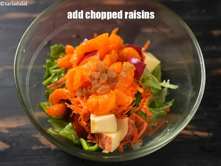 स्टेप 15 – २ टेबल-स्पून&nbsp;<a href=""https://www.tarladalal.com/glossary-chopped-raisins-hindi-599i"">कटी हुई किशमिश</a>, ऐच्छिक&nbsp;डाले।