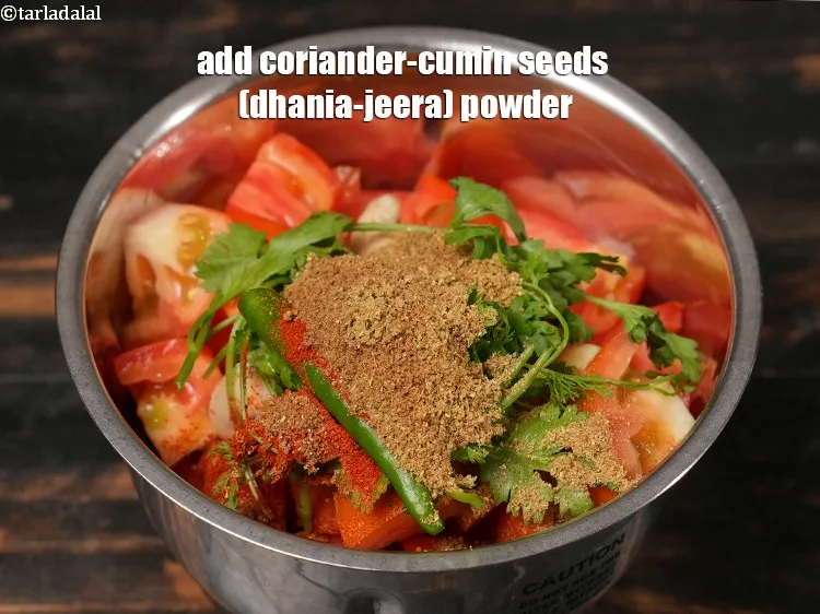 स्टेप 15 – 2 टी-स्पून&nbsp;<a href=""https://www.tarladalal.com/glossary-coriander-cumin-seeds-powder-dhania-jeera-powder-hindi-375i"">धनिया-जीरा पाउडर</a>&nbsp;डालें।&nbsp;&nbsp;