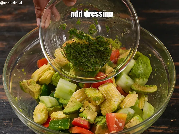 स्टेप 19 – <strong>स्वस्थ एवोकाडो सलाद</strong> में ड्रेसिंग डालें।