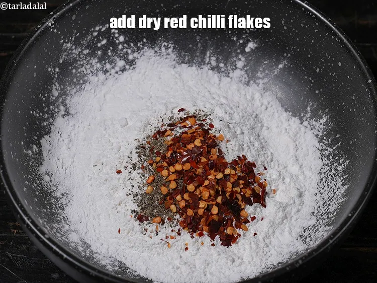 स्टेप 15 – 1 छोटा चम्मच सूखी लाल मिर्च डालें।