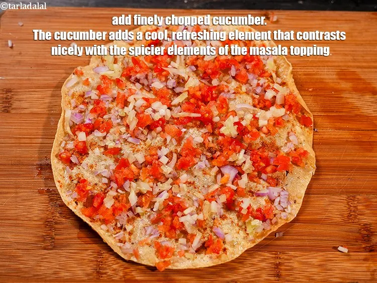 स्टेप 15 – १ टेबल-स्पून&nbsp;बारीक&nbsp;<a href=""https://www.tarladalal.com/glossary-chopped-cucumber-hindi-795i"">कटा हुआ खीरा</a>&nbsp;डालें। खीरा एक ठंडा, ताज़ा तत्व …