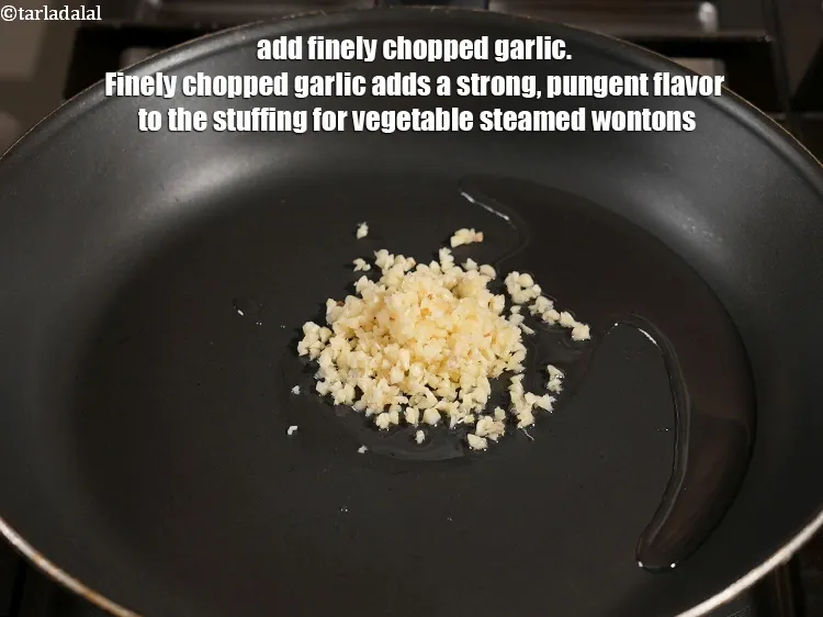 स्टेप 15 – १ टेबल-स्पून&nbsp;बारीक&nbsp;<a href=""https://www.tarladalal.com/glossary-chopped-garlic-hindi-790i"">कटा हुआ लहसुन</a>&nbsp;डालें। बारीक कटा हुआ लहसुन वेजिटेबल …