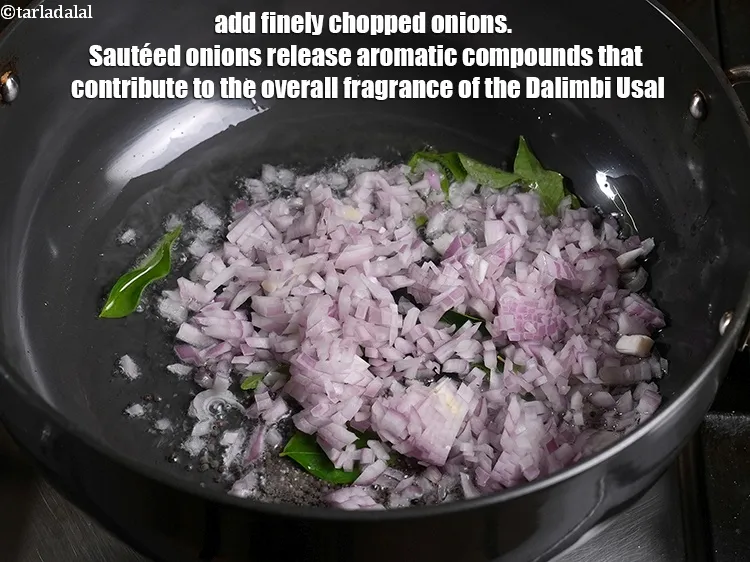 स्टेप 31 – १/२ कप&nbsp;बारीक&nbsp;<a href=""https://www.tarladalal.com/glossary-chopped-onions-hindi-722i"">कटा हुआ प्याज</a>&nbsp;डालें। भूने हुए प्याज से सुगंधित …