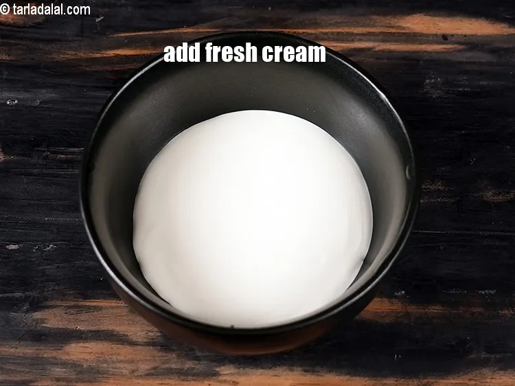 स्टेप 16 – एक छोटे कटोरे में १/४ कप&nbsp;<a href=""https://www.tarladalal.com/glossary-fresh-cream-hindi-1877i"">ताजी क्रीम</a> डालें।