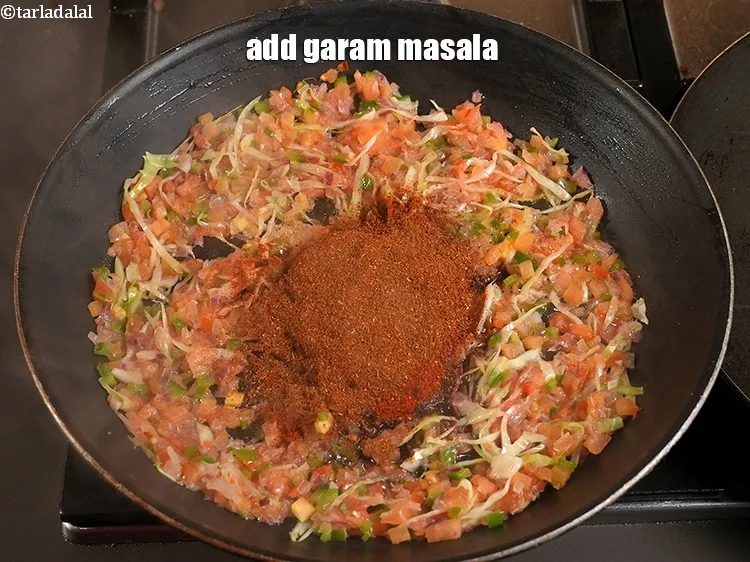 स्टेप 20 – गरम मसाला डालें।